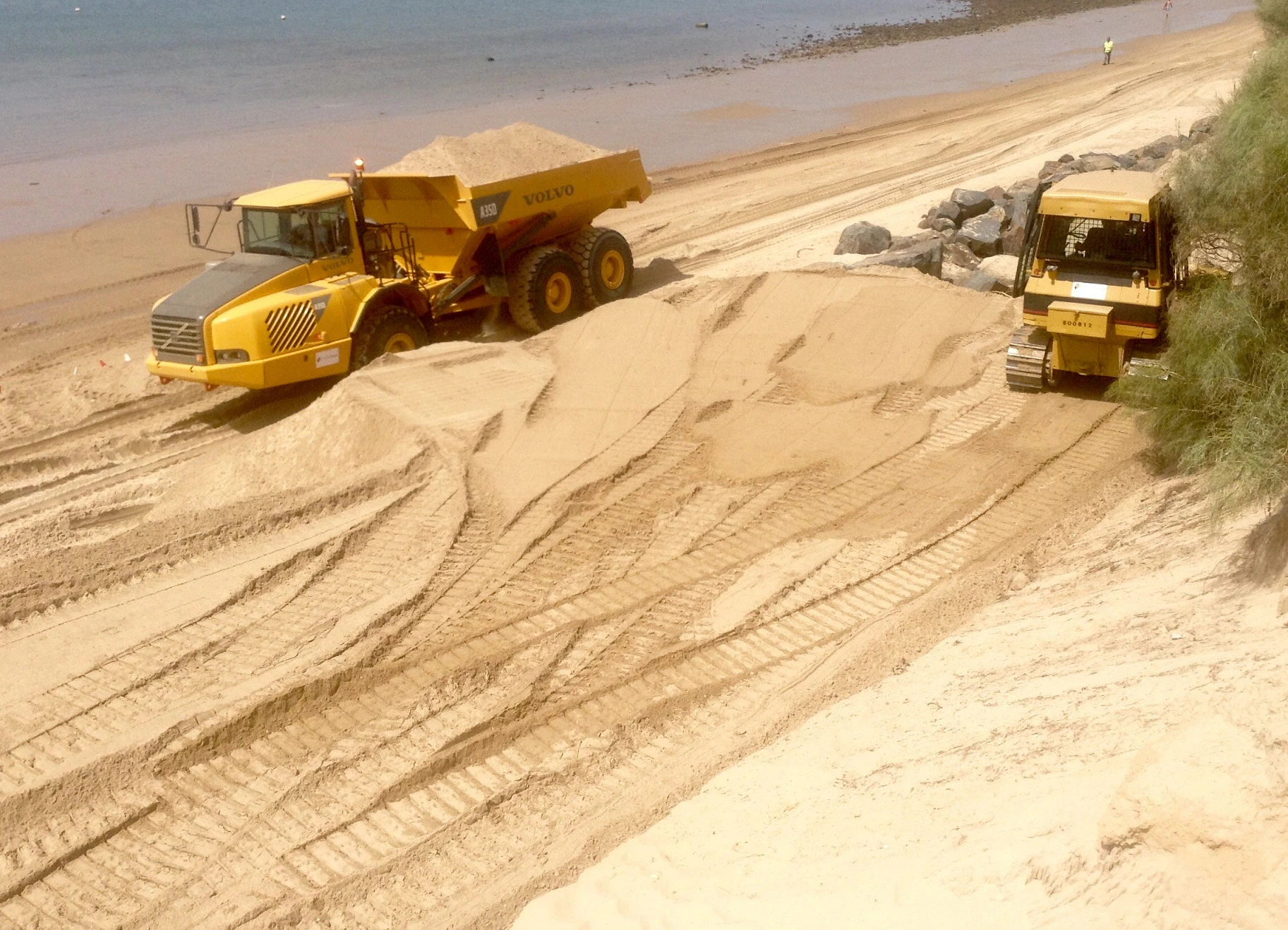 Máquinas trabajando en la playa de El Portil