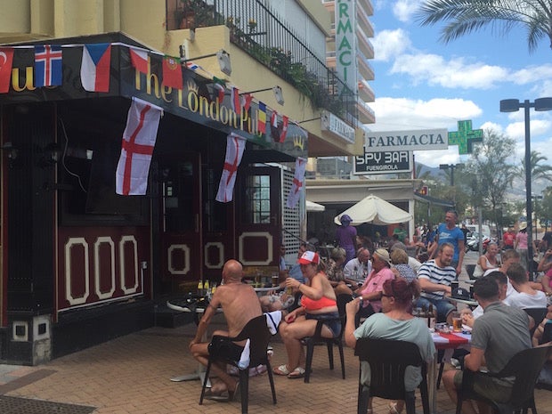 Británicos en un pub de Fuengirola durante el Inglaterra-Gales