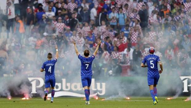 Jugadores de la selección croata saludan a sus aficionados.