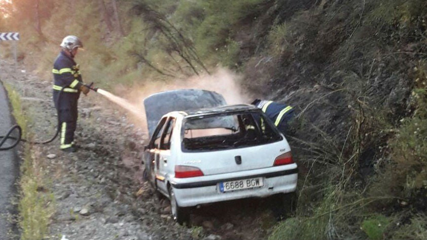 Bomberos de Villamartín apagando el fuego de un turismo