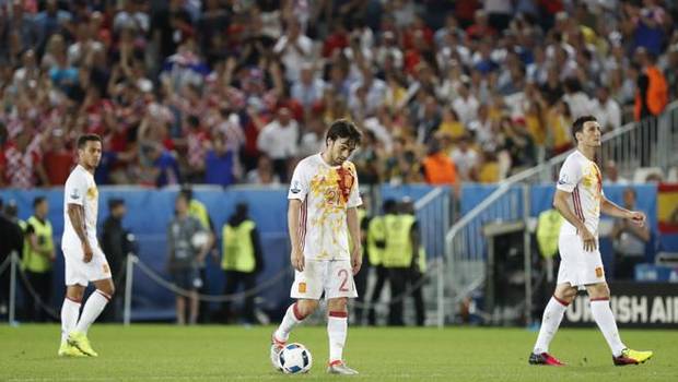 Thiago (i), Silva (c) y Aduriz (d), en el partido ante Croacia.