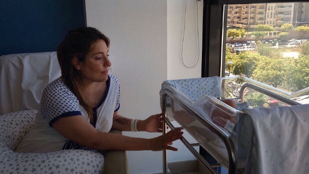 Vanessa Centeno junto a su hijo Kike cuando estaba ingresada en el hospital