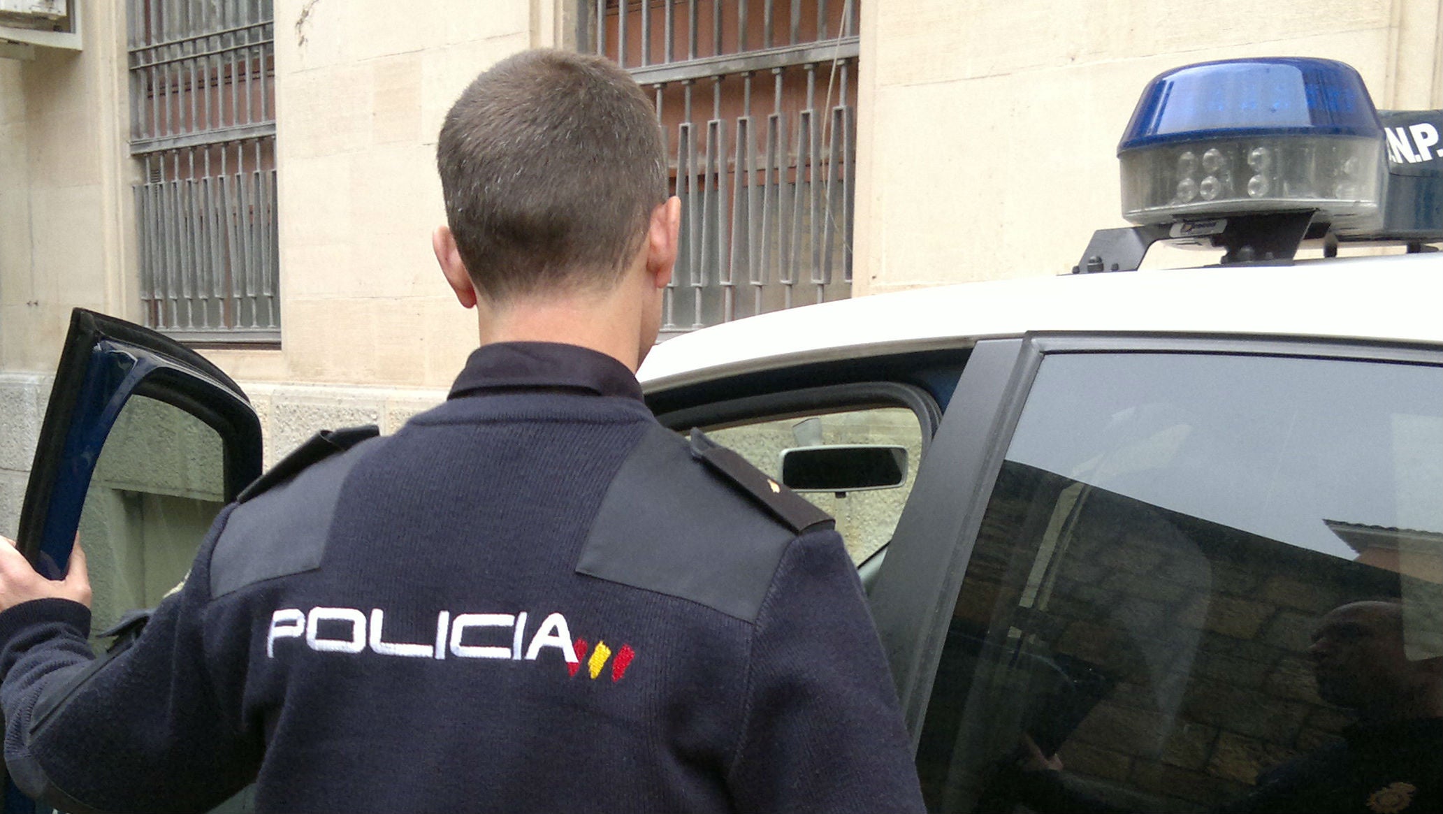 Agente de la policía nacional de Jaén en la comisaría provincial.