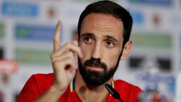 Juanfran declara en rueda de prensa.