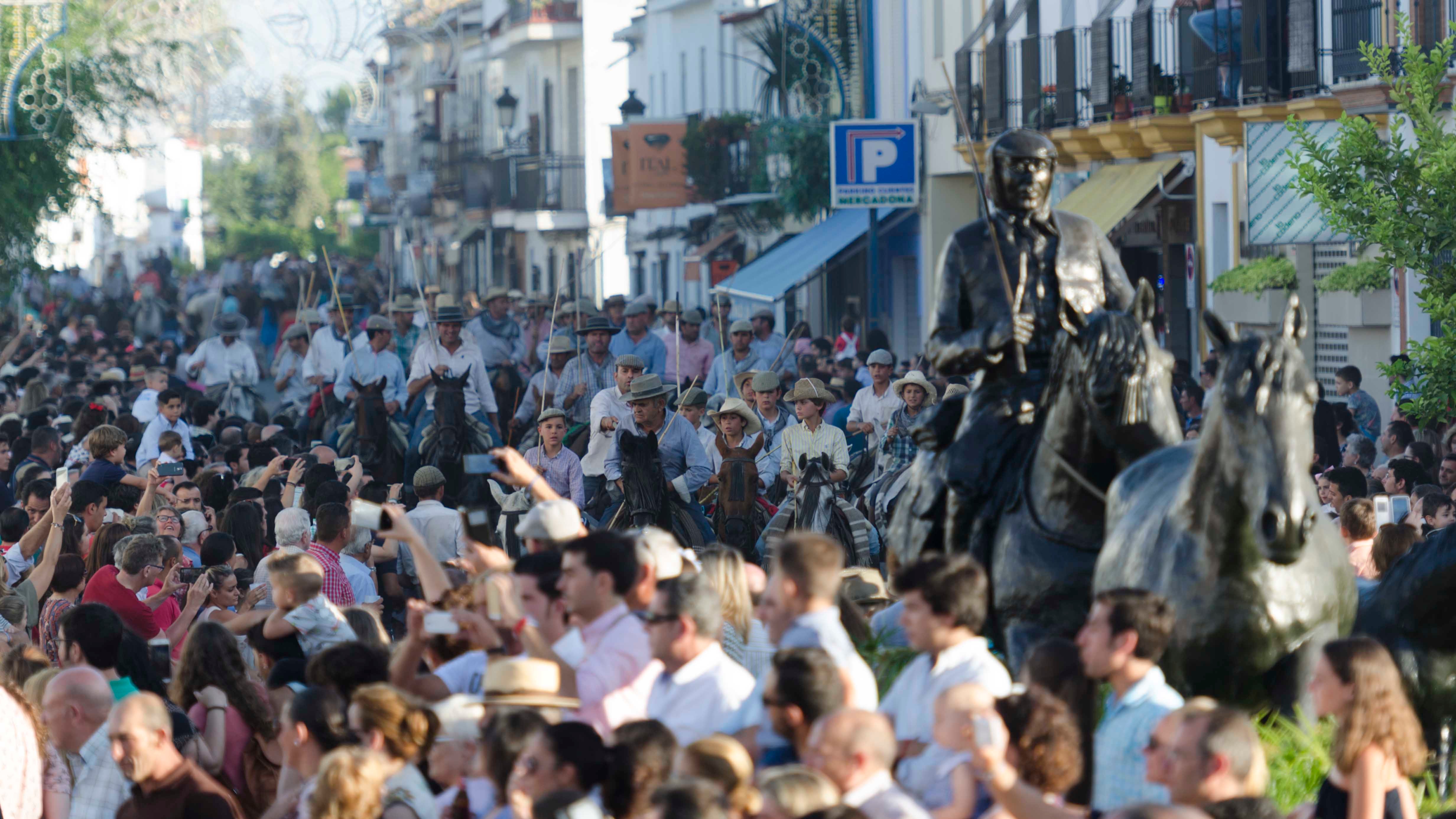 Las tropas de yeguas flanqueadas por los ganaderos cruzan al galope las calles de Almonte