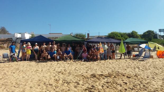 Grupo de costaleros en la playa donde realizaron el rescate