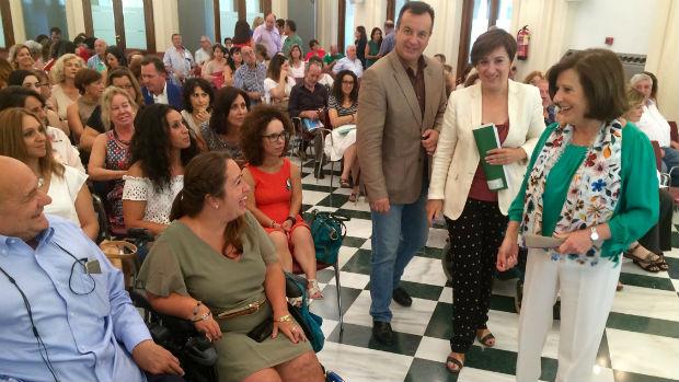 La consejera María José Sánchez con representantes de discapacitados granadinos