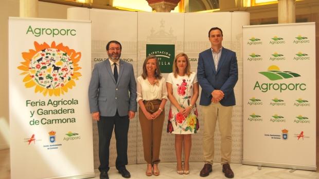 El alcalde de Carmona, Juan Ávila; la subdelegada del Gobierno, Felisa Panadero; la delegada de Agricultura, Angélica Alonso y el diputado provincial, José Barroso en la presentación de Agroporc