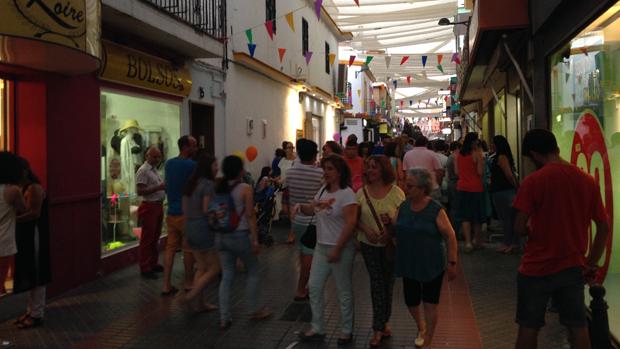 Ambiente en la calle San Sebastián con el «shopping night»