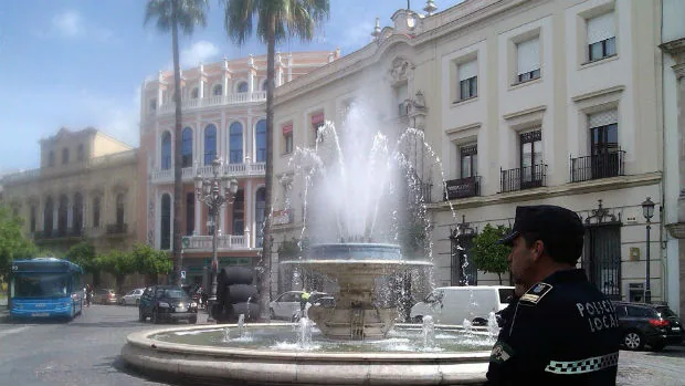 Un agente del 092 vigila el centro de Jerez de la Frontera