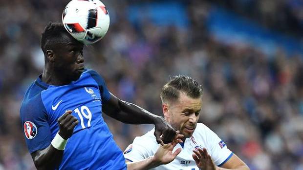 El defensa francés bacary Sagna en el partido contra Islandia.