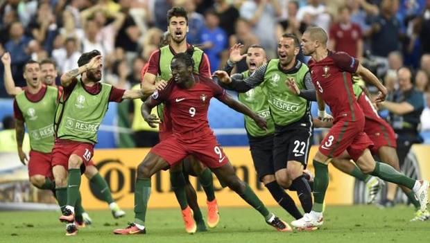 Éder celebra la victoria de Portugal.