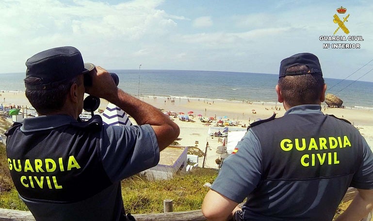 Dos agentes en la playa de Matalascañas