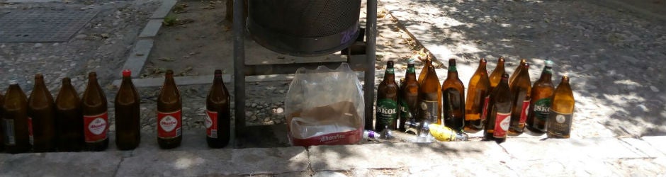 Restos del botellón en la placeta de Carvajales, en el Albaicín