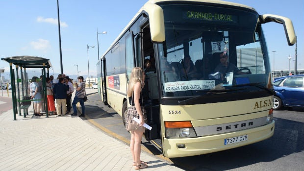 Al hospital de Granada se llega sólo en autobús