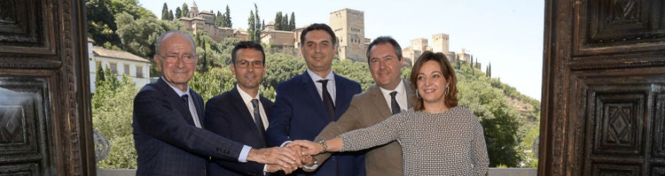 Los alcaldes andaluces Francisco de la Torre (Málaga), Francisco Cuenca (Granada), Juan Espadas (Sevilla) e Isabel Ambrosio (Córdoba), con el consejero andaluz de Turismo, Francisco Javier Fernández, en el centro