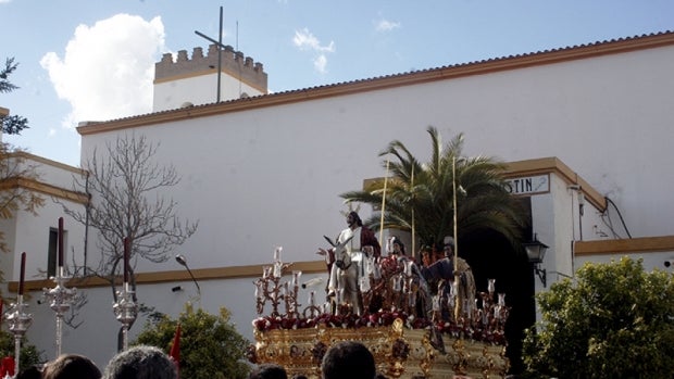 La hermandad de la Borriquita hace su salida procesional del templo de San Agustín