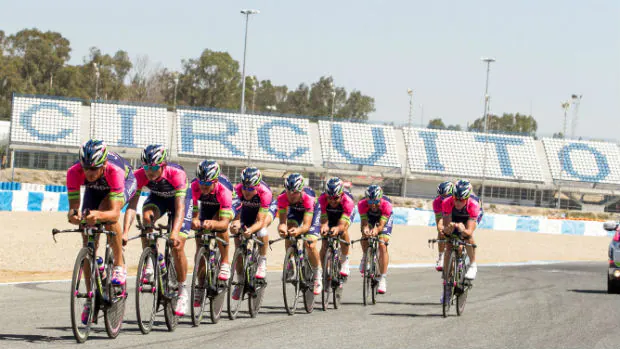 Un equipo profesional rueda por el circuito de Jerez de la Frontera