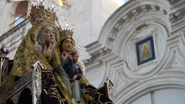 Dos Hermanas se engalana por el día de su patrona