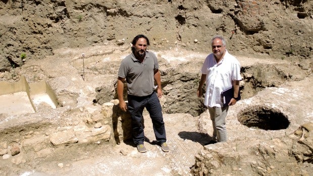 Los arqueólogos del servicio municipal de Carmona Juan Manuel Román y Ricardo Lineros