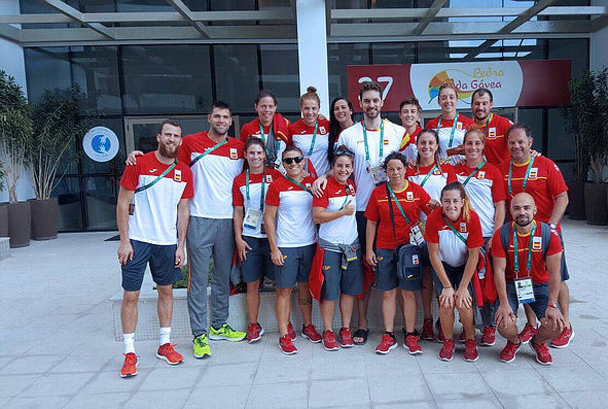 Gasol, Felipe y Sergio Rodriguez con miembros del equipo de rugby en la Villa Olímpica.