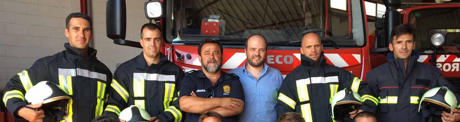 Los nuevos bomberos con el jefe del servicio y el edil de Seguridad Ciudadana