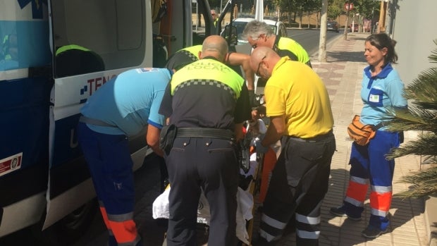 El hombre recibió una inyección tranquilizante para poder trasladarlo