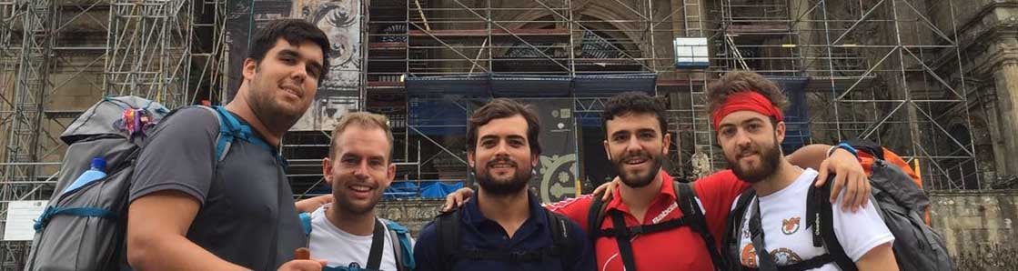 Los cinco jóvenes utreranos a su llegada a Santiago/ A.F.