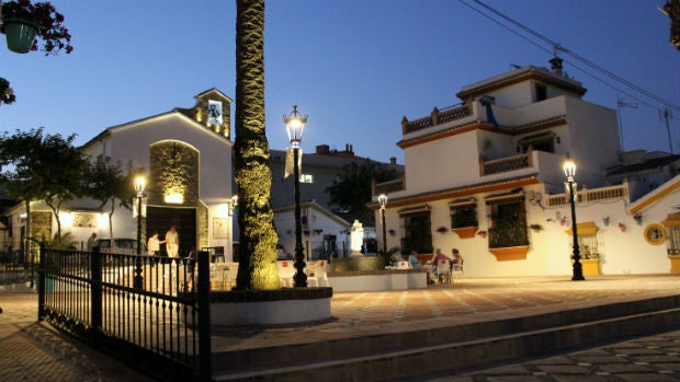 Una plaza de la localidad iluminada / ABC