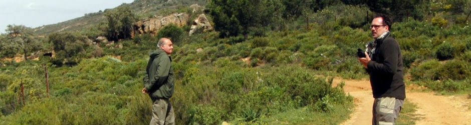 Dos personas caminan por los Montes de Propio de Jerez