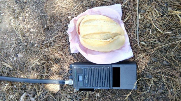 El bocadillo junto a un walkie para que sirva de referencia de su tamaño