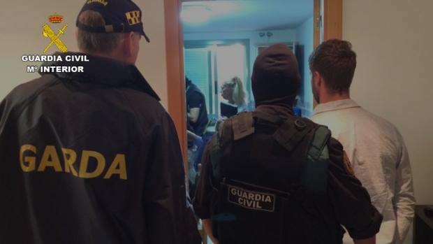 Agentes de la Guardia Civil y la policía irlandesa durante la detención de James Quinn