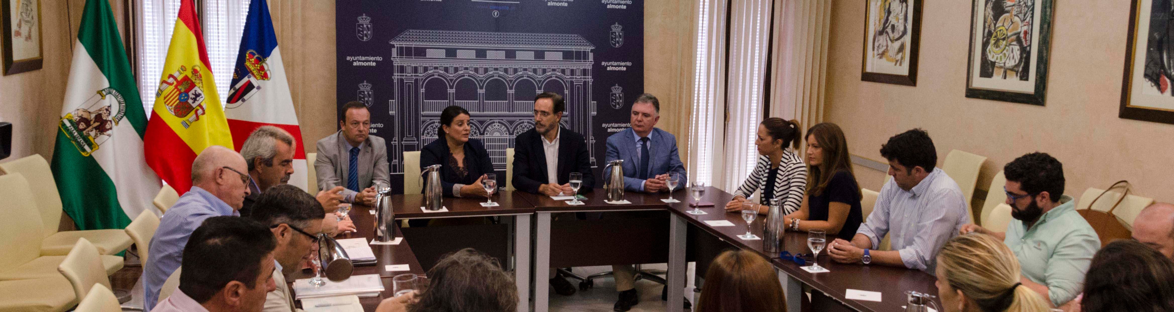 El consejero de Fomento, Felipe López, presenta el proyecto al equipo de gobierno almonteño y los colectivos sociales.