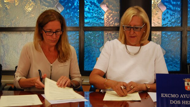Miranda Benvenuty y Antonia Naharro firman el convenio / L.M.