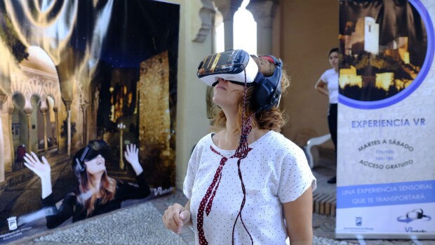 Una mujer prueba la nueva tecnología para «visitar» el monumento / ABC