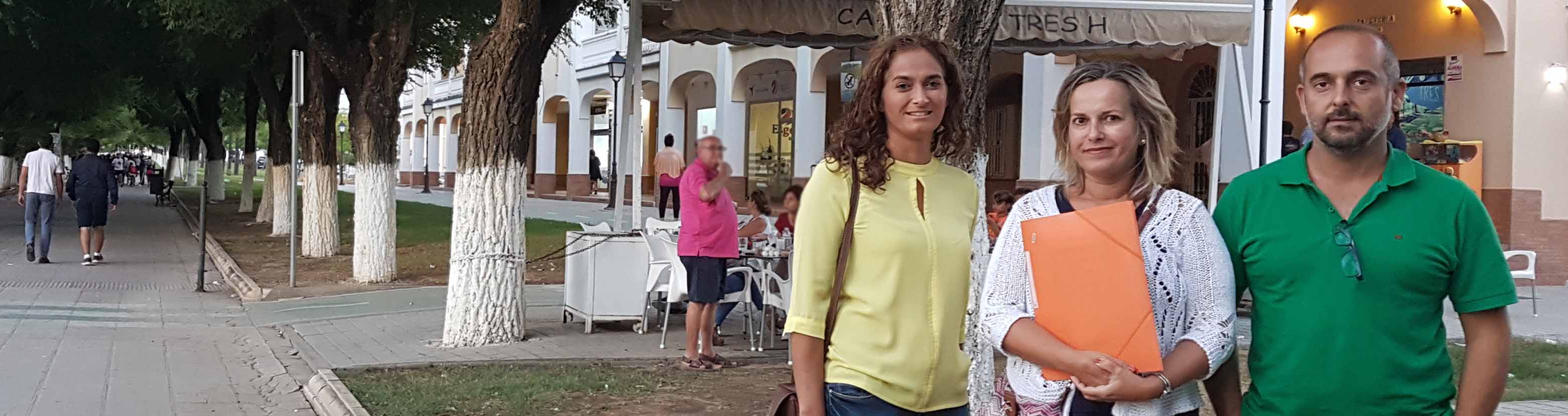 Los representantes de Ciudadanos Utrera en el paseo de Consolación