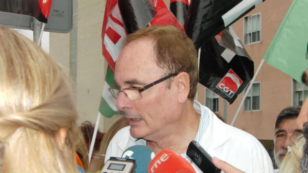 Pedro Calderón, del Sindicato Médico, durante la protesta en Jerez (J.P.)
