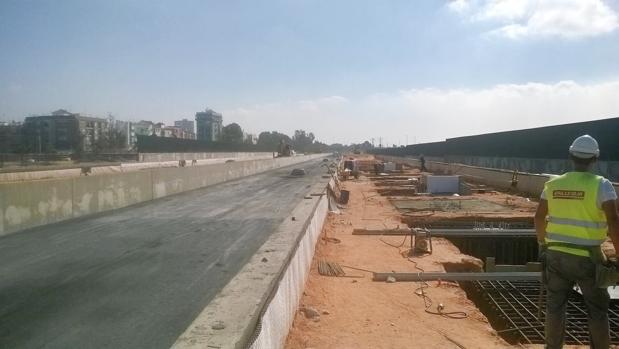 Obreros trabajando en las obras de la futura estación de tren