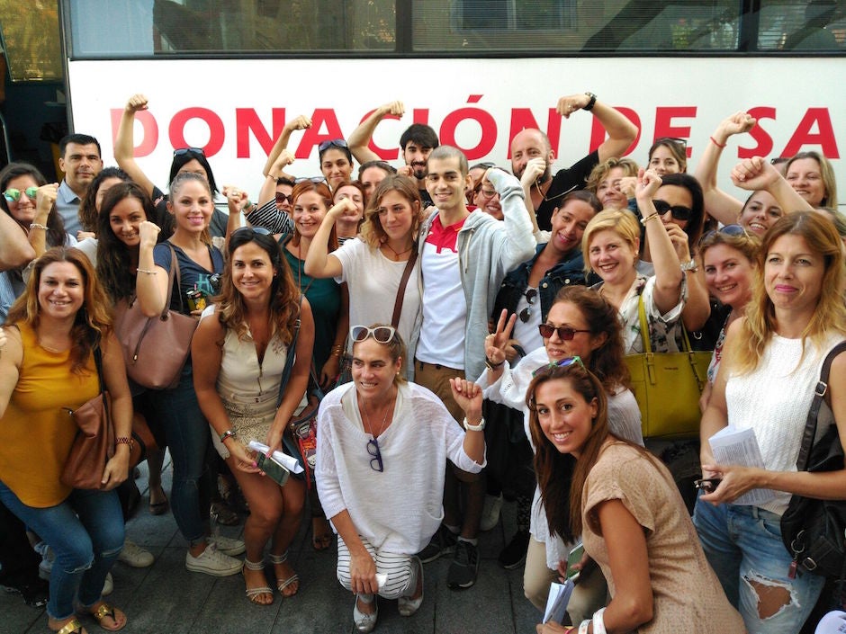 Pablo Ráez con voluntarios y donantes en Marbella / ABC