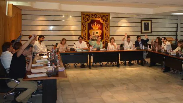 Los concejales del Ayuntamiento de Punta Umbría votando en la sesión plenaria