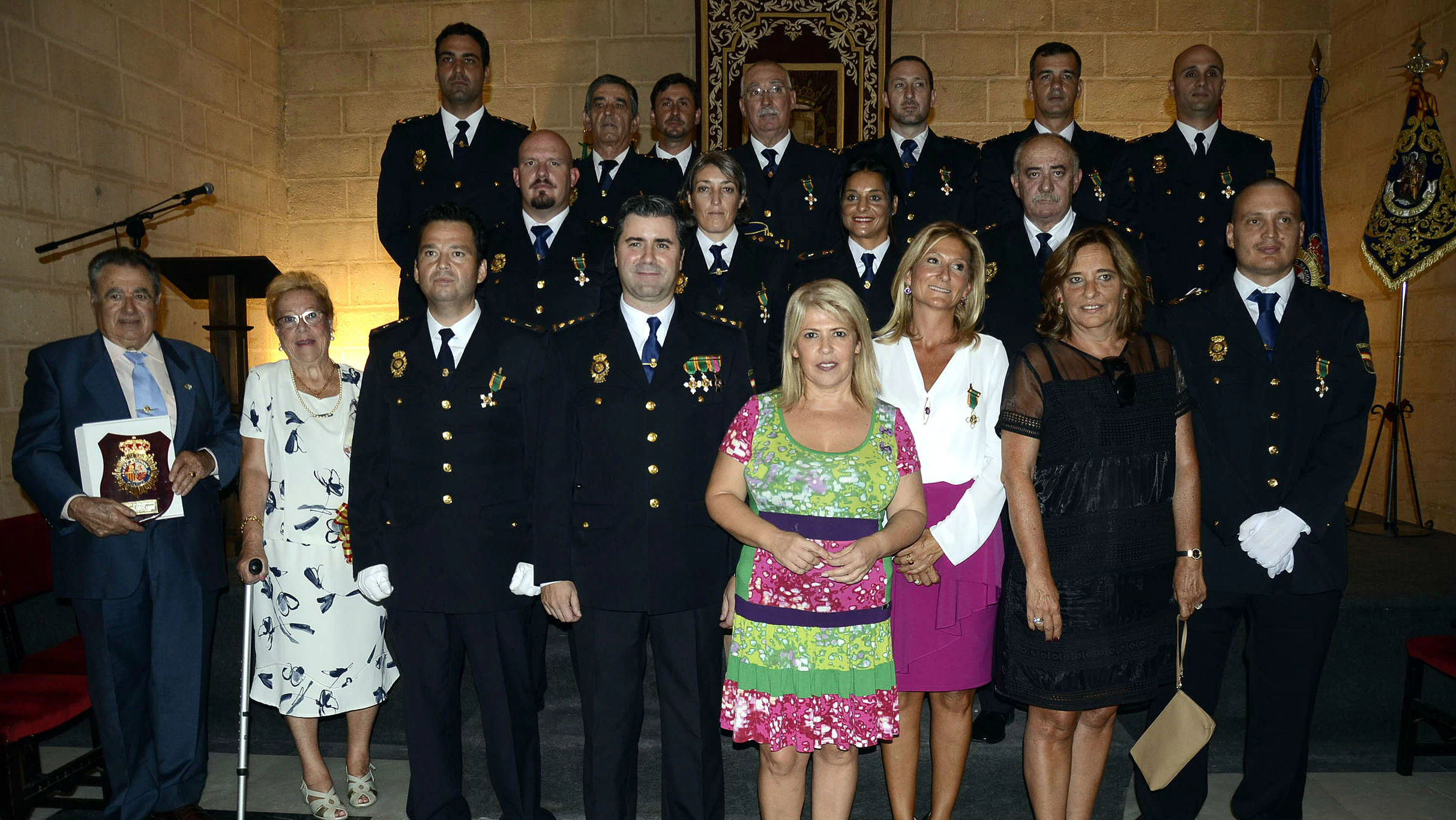 Foto de familia del Día de la Policía Nacional, con Serra Urribe y Mamen Sánchez