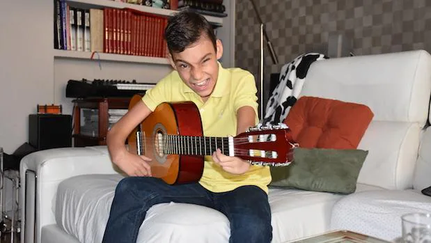 Adrián Martín toca la guitarra durante la entrevista