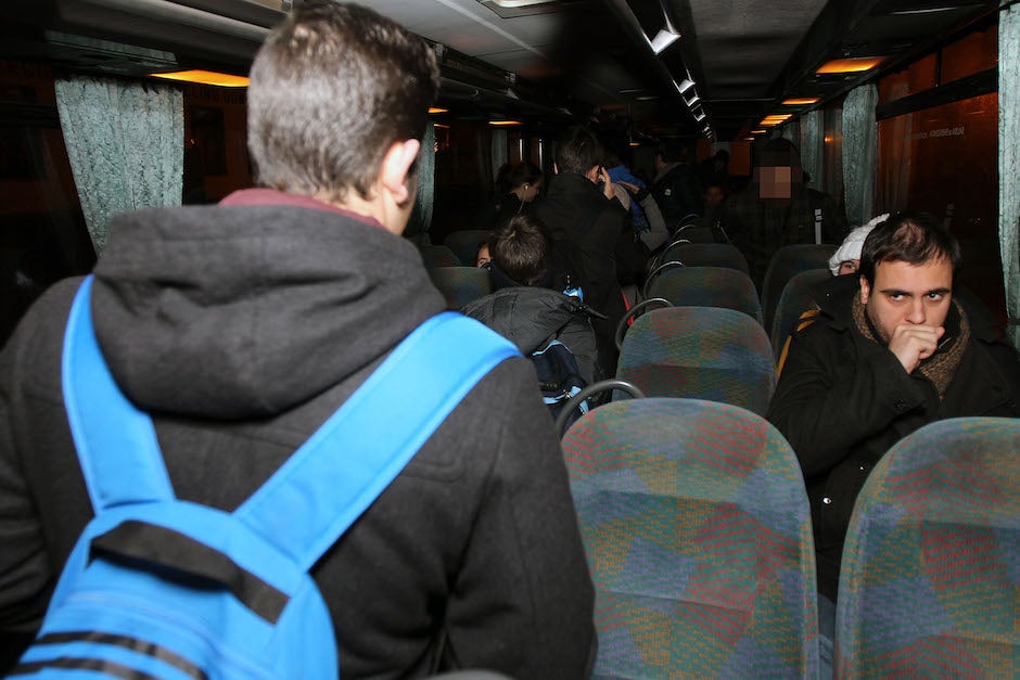 Estudiantes en un transporte escolar