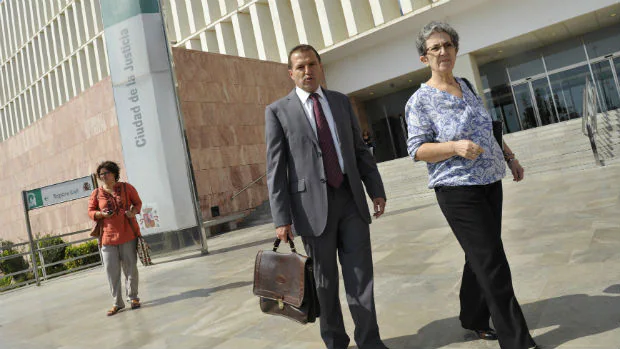 El abogado Alejandro García y la madre de David Guerrero, Antonia Guevara