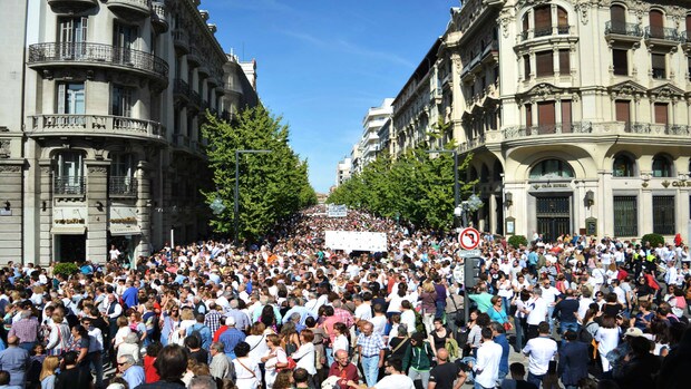 Hasta 80.000 personas asistieron a la histórica manifestación contra la fusión hospitalaria en Granada.