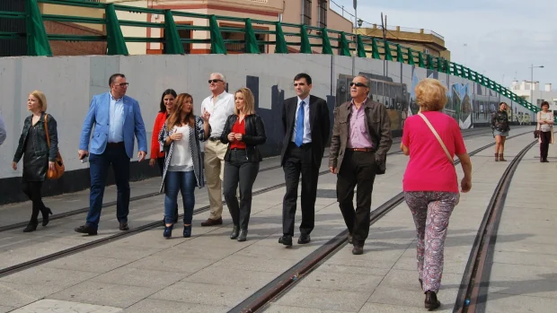 Verónica Pérez visitó las obras del tranvía de Alcalá acompañada de la alcaldesa Ana Isabel Jiménez