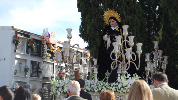 Virgen de la Paz en el cementerio