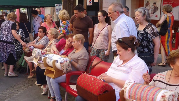 Encajeras durante una demostración