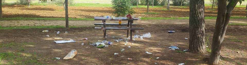 Suciedad en las instalaciones del parque de Vistalegre de Utrera