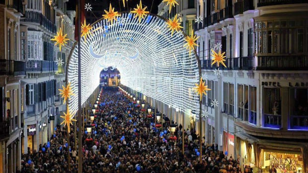 Imagen de archivo de la bóveda de calle Larios iluminada